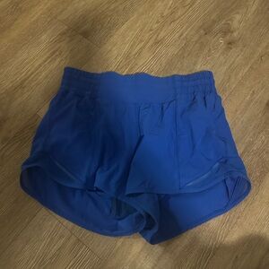 Lululemon Hotty Hot High Rise 2.5 inch size 6